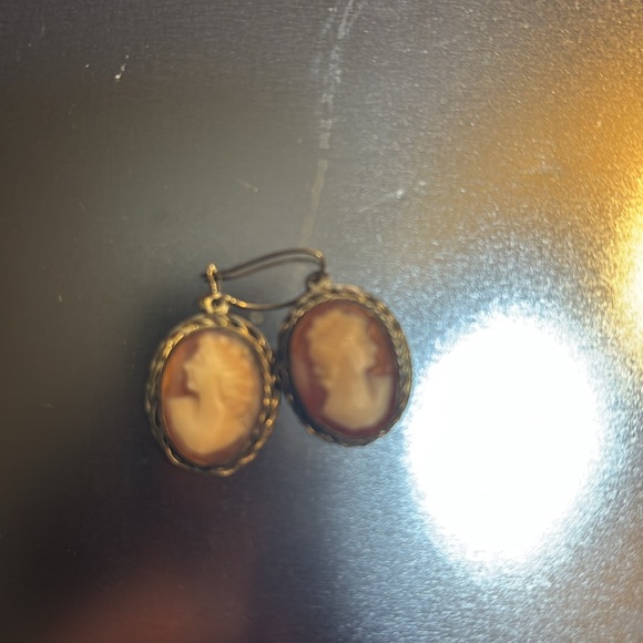 Cameo drop earrings - Picture 2 of 2